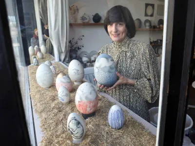 V studiu keramike Juha se vsak mesec v izložbi posvetijo določeni temi, v aprilu je to velika noč.&nbsp;