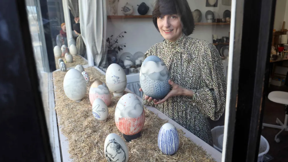 V studiu keramike Juha se vsak mesec v izložbi posvetijo določeni temi, v aprilu je to velika noč.&nbsp;