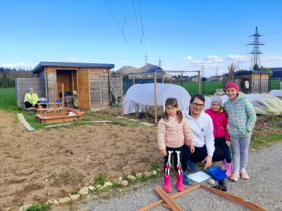 Družini Medar vrtiček že četrto leto pomeni sprostitev, odklop od betonskih sten bloka, v katerem živijo, preživljanje prostega časa v naravi in samooskrbo z zelenjavo.&nbsp;