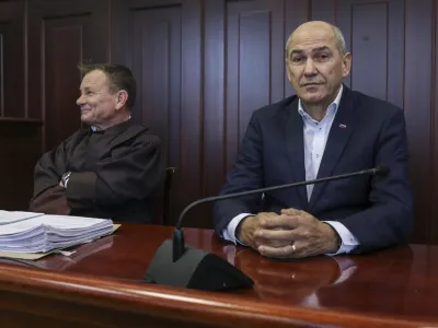 Odvetnik Franci Matoz (levo) meni, da gre le za nov, nepotreben politični pregon Jan&scaron;e, čeprav je ta s sumljivo preprodajo zemlji&scaron;ča v Trenti poplačal več kot pol trisobnega stanovanja v Ljubljani.