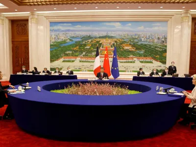 Macron se je Xijem najprej sestal na dvostranskem srečanju, pozneje sta v raz&scaron;irjenem formatu sedela skupaj z von der Leynovo.