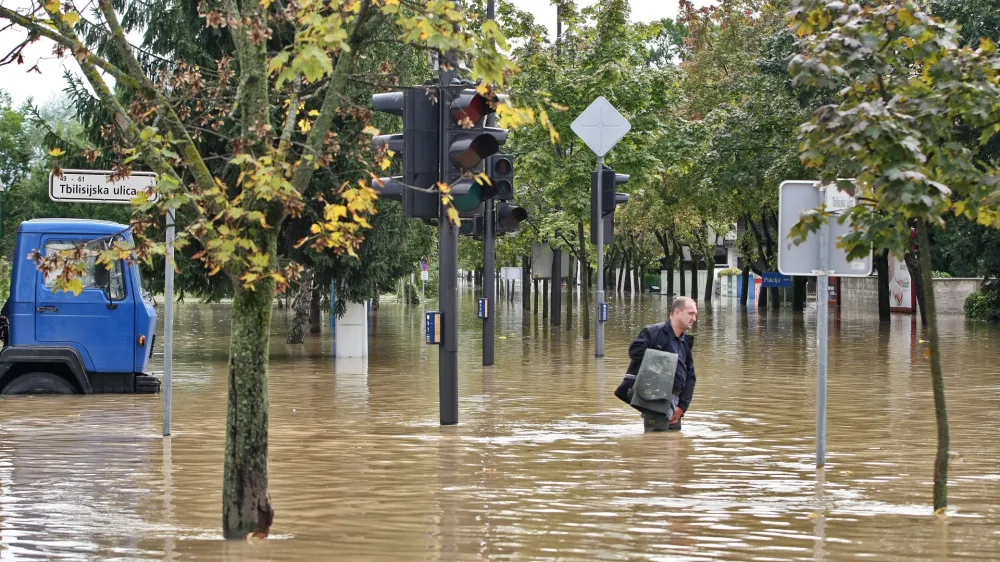 - Obilno deĹľevje, poplave, Ljubljana - Vi&Auml;ŤFOTO: JAKA GASAR / NEDELJSKI