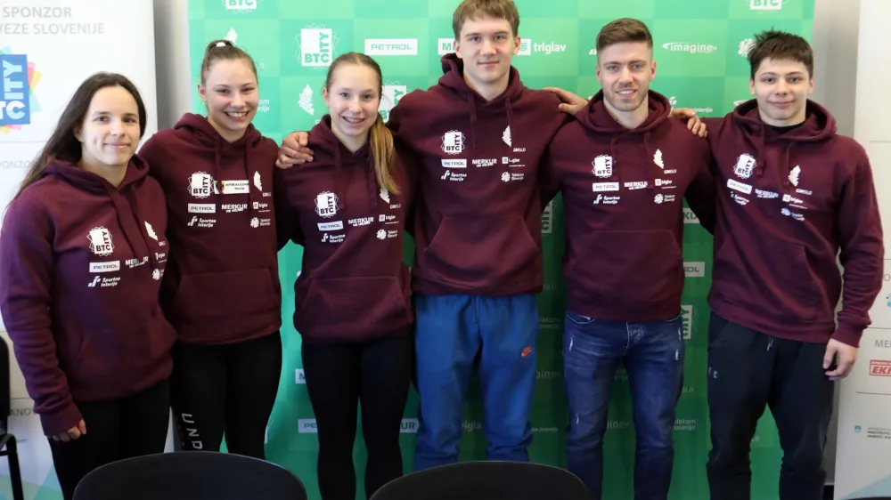 Meta Kunaver, Lucija Hribar, Zala Trtnik, Kevin George Buckley, Luka Bojanc, Anže Hribar<br><br>- 04.04.2023 - Gimnastična zveza Slovenije &ndash; slovenska reprezentanca pred Evropskim prvenstvom v mo&scaron;ki in ženski &scaron;portni gimnastiki Antalya 2023<br><br>//FOTO: Tomaž Skale<br>