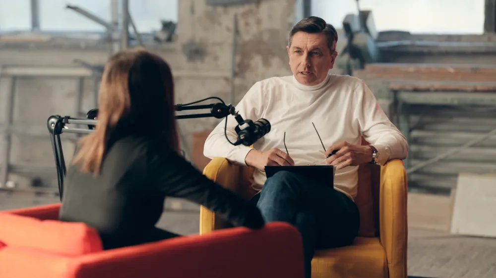 V prvi epizodi Mastercard podkasta navdiha z Borutom Pahorjem se je biv&scaron;i predsednik republike pogovarjal z 21-letno Korino Korper iz Maribora, ki je prebolela raka. Foto: Sami Rahim&nbsp;