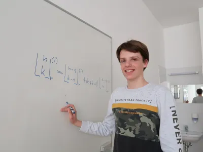 Aleks Žigon Tankosič, mladi matematik, ki je odkril izvirno matematično posplo&scaron;itev v kombinatoriki, deveto&scaron;olec, 