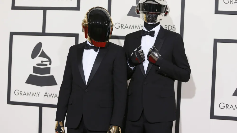 Daft Punk arrive at the 56th annual Grammy Awards in Los Angeles, California January 26, 2014.   REUTERS/Danny Moloshok (UNITED STATES - Tags: ENTERTAINMENT)  (GRAMMYS-ARRIVALS)