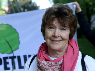 predsednica dru&scaron;tva Trepetlika Cvetka Pavlina Likar- 20.04.2016 - &Scaron;ubiceva ulica pri Državnem zboru  - Člani dru&scaron;tva Trepetlika so na prehodu za pe&scaron;cena za nekaj sekund &raquo;zamrznili&laquo; in s tem &scaron;ir&scaron;o javnost opozorili na problematiko parkinsonove bolezni in težave, s katerimi se soocajo bolniki. - Parkinsonova bolezen - //FOTO: Tomaž Skale