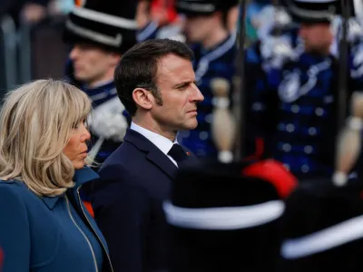 Francoskega predsednika Macrona (na fotografiji z ženo Brigitte) so ob začetku govora na nizozemskem in&scaron;titutu Nexus prekinili protestniki in mu očitali, da je zaradi spornega sprejemanja pokojninske reforme mimo parlamenta izdal demokracijo, kar je Macron zavrnil.