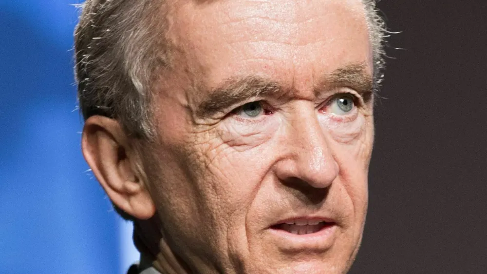 &Scaron;tiriinsedemdesetletni Arnault je prvi Evropejec, ki je presegel mejo 200 milijard dolarjev osebnega premoženja.&nbsp;