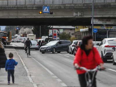 Zaradi delne zapore na sicer ne dolgem odseku Trža&scaron;ke ceste predvsem ob prometnih konicah nastajajo kolone vozil.&nbsp;