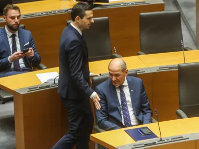 Janez Jan&scaron;a, predsednik vlade RSMatej Tonin, minister za obrambo13.03.2020 - Državnizbor - izredna seja DZ, na kateri so potrdili listo kandidatov za ministre pod vodstvom predsednika vlade Janeza Jan&scaron;e //FOTO: BojanVelikonjaMatej Tonin, minister za obrambo