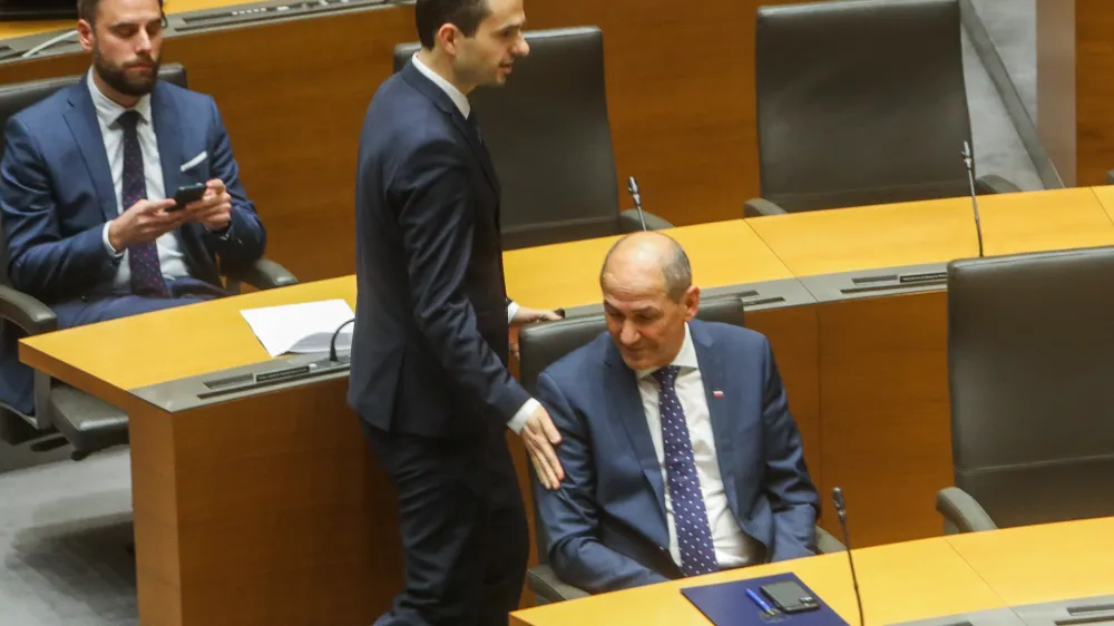 Janez Jan&scaron;a, predsednik vlade RSMatej Tonin, minister za obrambo13.03.2020 - Državnizbor - izredna seja DZ, na kateri so potrdili listo kandidatov za ministre pod vodstvom predsednika vlade Janeza Jan&scaron;e //FOTO: BojanVelikonjaMatej Tonin, minister za obrambo