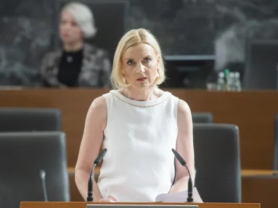 Ljubljana, drzavni zbor.<br>Nadaljevanje izredne seje DZ, na kateri so med drugim obravnavali predlog zakona o dopolnitvi zakona o zdravstvenem varstvu in zdravstvenem zavarovanju, novelo zakona o starsevskem varstvu in druzinskih prejemkih, novelo zakona o urejanju trga dela in predlog zakona o dopolnitvi zakona o dohodnini.<br>Poslanka Gibanja Svoboda Mojca Setinc Pasek.