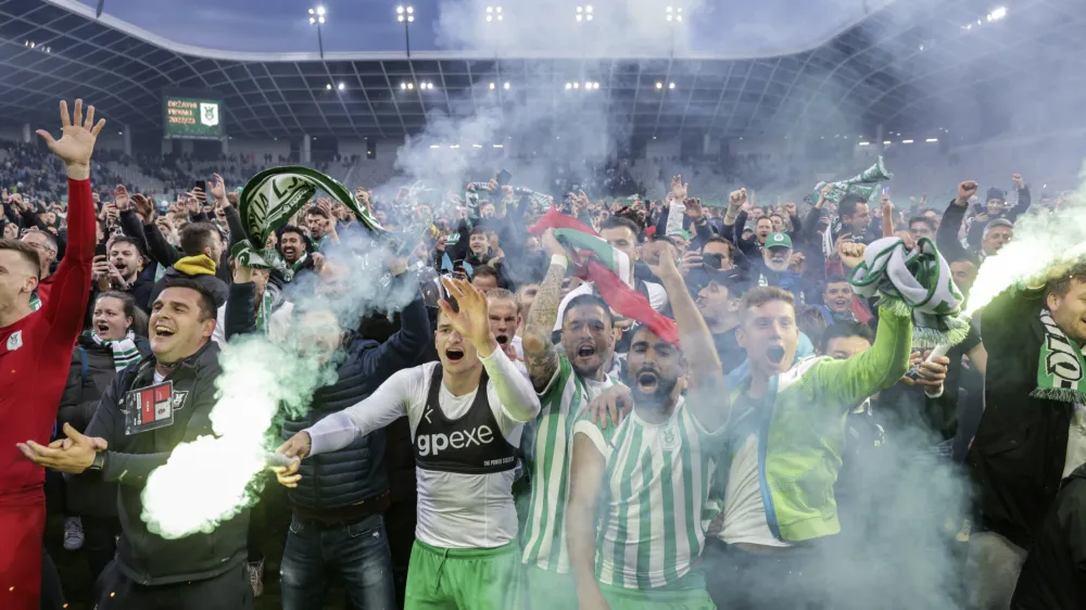 Nogometa&scaron;i Olimpije so skupaj z navijači proslavljali naslov prvaka.