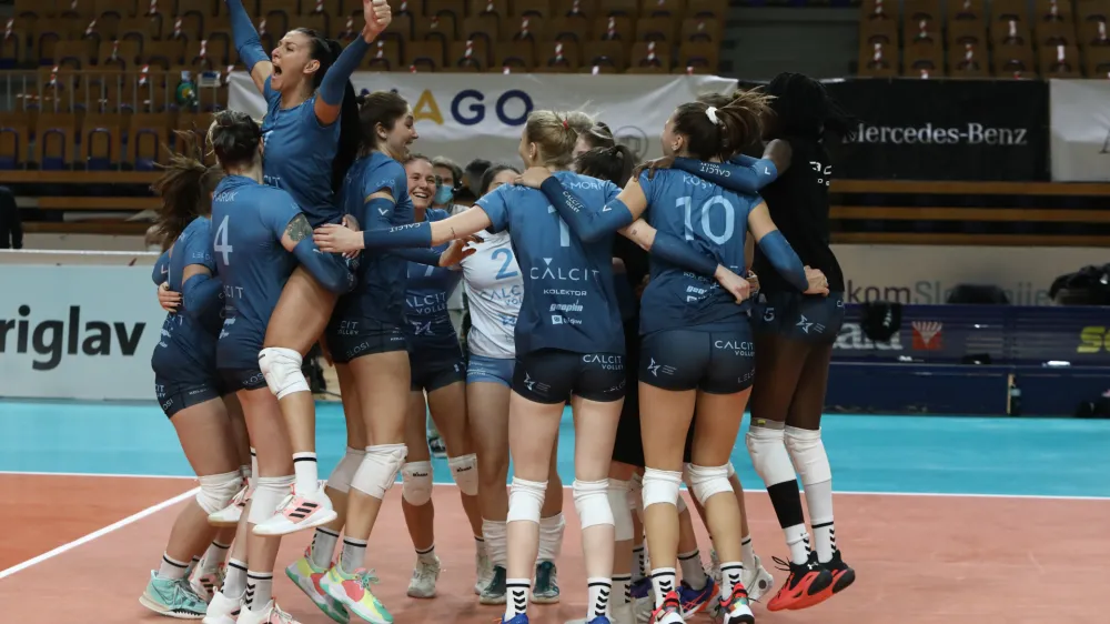 Odbojkarice Calcita Volleyja so osvojile naslov pokalnih prvakinj za sezono 2021/22.- 21.12.2021 &ndash; odbojka &ndash; OK Branik: Calcit Volley, zaključni turnir slovenskega pokala, ženske: finale: //FOTO: Luka Cjuha.