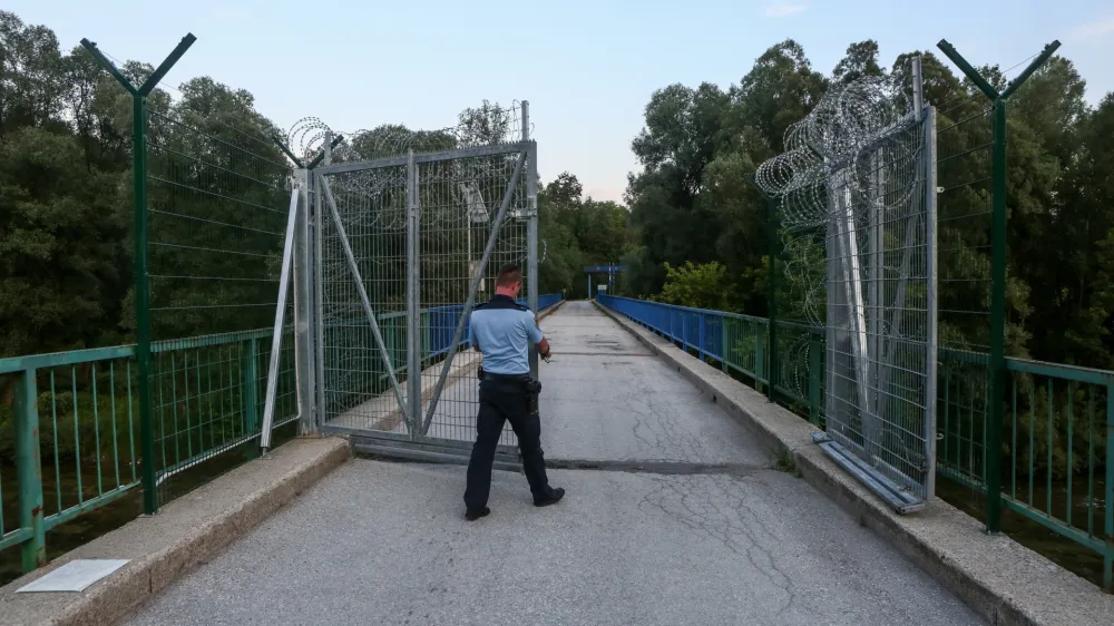 Podjetje Minis bo poleg devetih milijonov evrov, ki jih je zaslužilo s postavljanjem ograje, prejelo &scaron;e sedem milijonov evrov za njeno podiranje. Revizija tega posla razkriva ostre notranje razmere na MNZ in policiji.&nbsp;