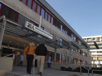 Mestni svet je potrdil spremembe statuta Zdravstvenega doma Ljubljana, ki direktorici dovoljujejo imenovanje &scaron;e dveh pomočnikov oziroma namestnikov.&nbsp;