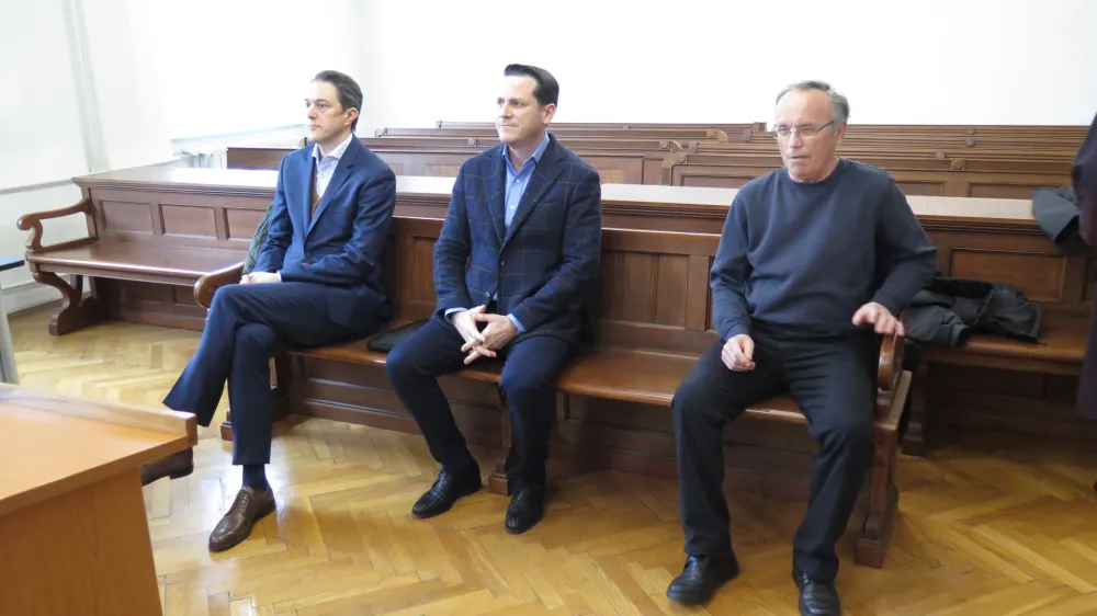 Maribor, sodisce.<br>Okrozno sodisce v Mariboru je danes izreklo pogojne zaporne kazni nekdanjim vodilnim v druzbah Mip in Prasicereja Podgrad zaradi kaznivih dejanj s podrocja zlorabe polozaja pri gospodarski dejavnosti.<br>Nekdanja vodila v Mipu Marko Volk in Martin Kovac ter direktor Prasicereje Podgrad Ivan Mlinaric