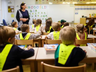 - prvo&scaron;olčki- Osnovna &scaron;ola O&Scaron; Vič, Abramova ulica 26 v Ljubljani- rumene rutke - 01.09.2022 - Prvi &scaron;olski dan v novem &scaron;olskem letu 2022/23 &ndash; novo &scaron;olsko leto za 194.562 osnovno&scaron;olcev med njimi 20.797 prvo&scaron;olcev in okrog 79.000 dijakov &ndash; prvo&scaron;olci - osnovno&scaron;olci - &scaron;olstvo //FOTO: Bojan Velikonja