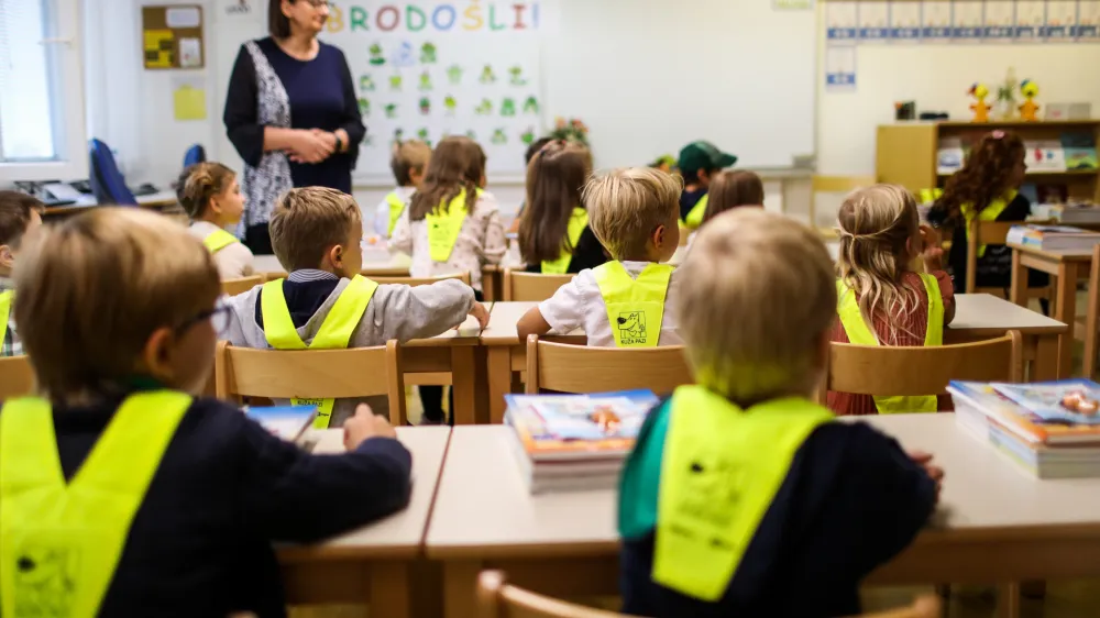 - prvo&scaron;olčki- Osnovna &scaron;ola O&Scaron; Vič, Abramova ulica 26 v Ljubljani- rumene rutke - 01.09.2022 - Prvi &scaron;olski dan v novem &scaron;olskem letu 2022/23 &ndash; novo &scaron;olsko leto za 194.562 osnovno&scaron;olcev med njimi 20.797 prvo&scaron;olcev in okrog 79.000 dijakov &ndash; prvo&scaron;olci - osnovno&scaron;olci - &scaron;olstvo //FOTO: Bojan Velikonja