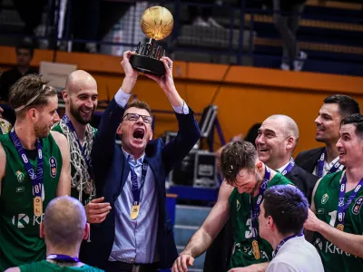 Trener Krke Ga&scaron;per Okorn (s pokalom) se je z igralci in člani strokovnega &scaron;taba takole veselil osvojitve 2. lige ABA. Foto: ABA