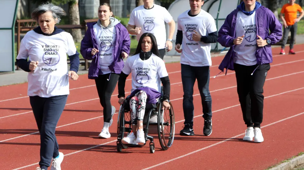 - 19.04.2023 - dogodek 100 slovenskih &scaron;portnikov in para&scaron;portnikov za en namen - V &scaron;portu smo vsi enaki, na katerem je 85 &scaron;portnikov in 15 para&scaron;portnikov s simbolno gesto pokazalo, da so invalidi kljub različnosti v življenju vsi enaki in da si vsi zaslužijo enake možnosti, hkrati pa obeležili 500 dni do paraolimpijskih iger v Parizu //FOTO: Tomaž Skale