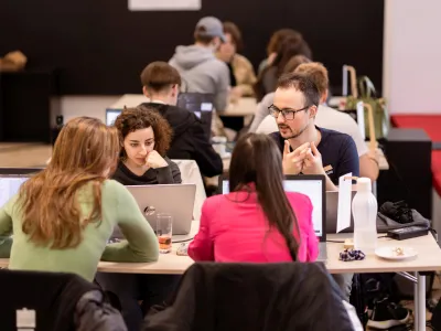 Devetintrideset mladih iz &scaron;tirinajstih držav se je v kranjski Kovačnici spoprijelo z re&scaron;evanjem mednarodnega izziva, ali v življenju zmoremo brez avtomobila.&nbsp;