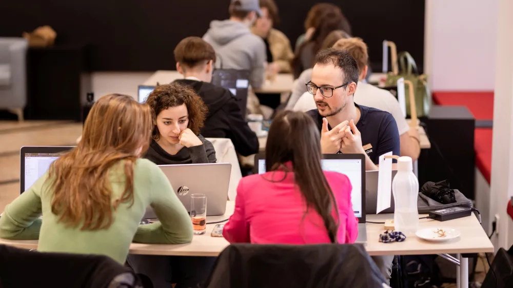 Devetintrideset mladih iz &scaron;tirinajstih držav se je v kranjski Kovačnici spoprijelo z re&scaron;evanjem mednarodnega izziva, ali v življenju zmoremo brez avtomobila.&nbsp;