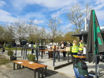 Parcelo nekdanjega kluba Lipa v Spodnjih Pirničah, ki sedaj ob koncih tednov obratuje pod imenom Artemida, je včeraj zjutraj zavzelo več deset policistov in rubežnikov.