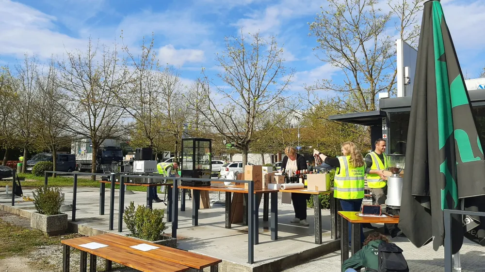 Parcelo nekdanjega kluba Lipa v Spodnjih Pirničah, ki sedaj ob koncih tednov obratuje pod imenom Artemida, je včeraj zjutraj zavzelo več deset policistov in rubežnikov.