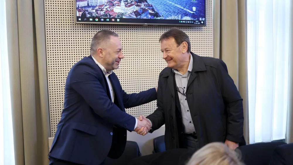 Optimizem, ki je preveval marčna pogajanja med vlado in sindikati, se topi. Časa, da bi jih uspe&scaron;no sklenili v skladu z vladno časovnico, pa zmanjkuje&nbsp;... Na fotografiji zdravstveni minister Be&scaron;ič Loredan in vodja sindikata Fides Damjan Polh. Foto: Luka Cjuha&nbsp;