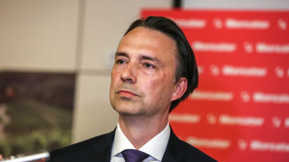 novi predsednik uprave Mercator Tomislav Čizmić- 05.04.2017 - izjava Tonija Balažiča in Tomislava Čižmiča po izredni seji nadzornega sveta Mercator, ki je v lasti prezadolženega Agrokorja o odstopu predsednika uprave Tonija Balažiča in spremembi na vrhu.   //FOTO: Luka Cjuha