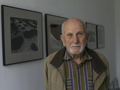 dr. Tihomir Pinter, ljubiteljski fotograf z nazivom mojster fotografije - leta 2006 je prejel nagrado Janeza Puharja za življenjsko delo. - 19.04.2023 &ndash; Galerija Photon - skupinska razstava Mojstri ljubljanske fotografske &scaron;ole &ndash; 60 let Fotogrupe &Scaron;OLT &ndash; //FOTO: Luka Cjuha