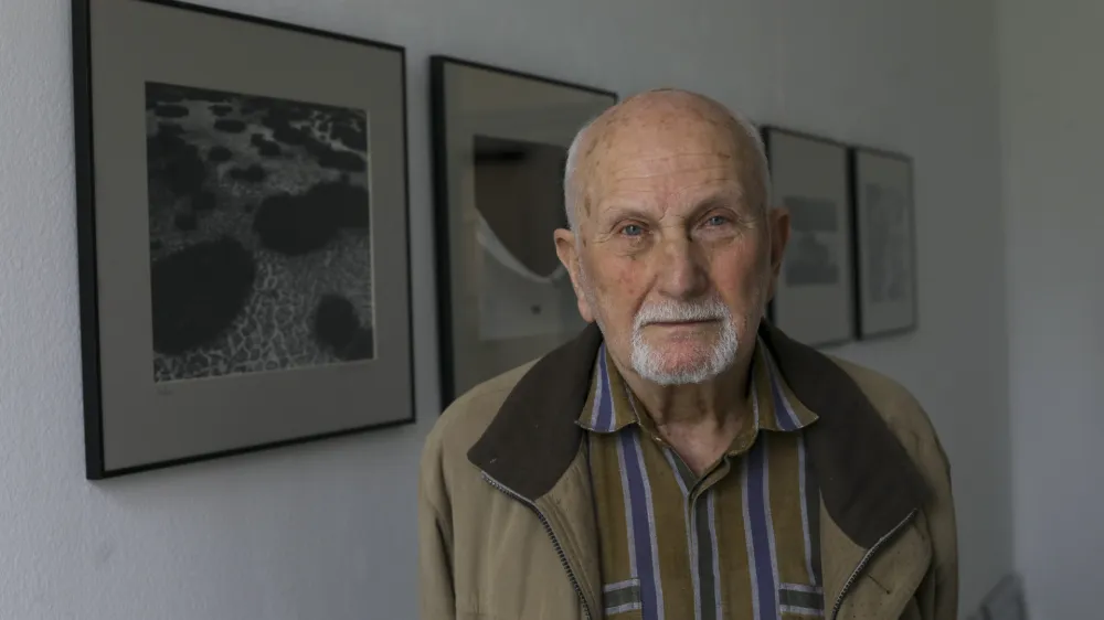 dr. Tihomir Pinter, ljubiteljski fotograf z nazivom mojster fotografije - leta 2006 je prejel nagrado Janeza Puharja za življenjsko delo. - 19.04.2023 &ndash; Galerija Photon - skupinska razstava Mojstri ljubljanske fotografske &scaron;ole &ndash; 60 let Fotogrupe &Scaron;OLT &ndash; //FOTO: Luka Cjuha