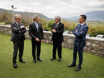 Evropski komisar za notranji trg Thierry Breton si je v družbi premierja Roberta Goloba, ministra za obrambo Marjana &Scaron;arca in ministra za gospodarstvo Matjaža Hana v Ajdov&scaron;čini ogledal dve visokotehnolo&scaron;ki podjetji z obrambnega področja.