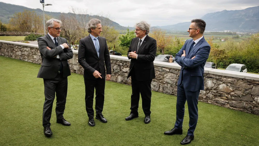 Evropski komisar za notranji trg Thierry Breton si je v družbi premierja Roberta Goloba, ministra za obrambo Marjana &Scaron;arca in ministra za gospodarstvo Matjaža Hana v Ajdov&scaron;čini ogledal dve visokotehnolo&scaron;ki podjetji z obrambnega področja.