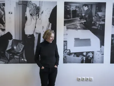 kustosinja Lilijana Stepančič - 20.04.2023 &ndash; Galerija P74: razstava SOG (Sekcija za oblikovanje in grafiko, 1973-1994) - postavitev odkriva pozabljeno zgodbo delavnice za sitotisk za mlade ustvarjalce, ki je med letoma 1973 in 1994 delovala v Ljubljani. //FOTO: Jaka Gasar