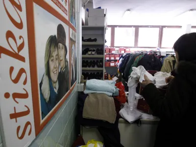 &Scaron;kofijska Karitas - skladi&scaron;če rabljene obleke in druge opreme na Hudovernikovi 6 na Prulah/FOTO: Bojan VelikonjaOPOMBA: ZA OBJAVO V PRILOGI &ndash; DNEVNIKOV OBJEKTIV - REPORTAŽA