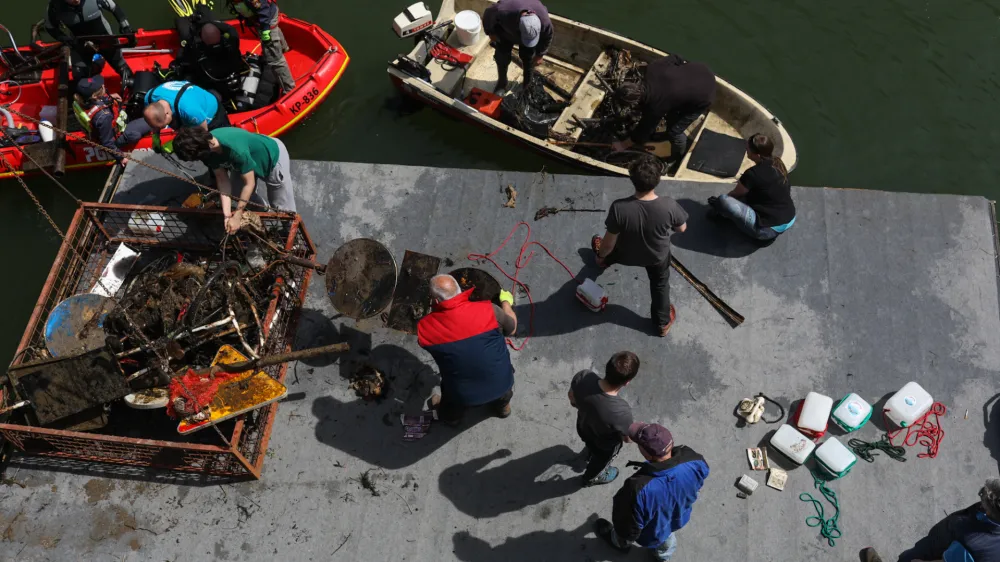 - 22.04.2023 -&nbsp;Svetovni dan Zemlje&nbsp;-&nbsp;&nbsp;ekolo&scaron;ko-čistilna akcija Ljubljanica 2023 v organizaciji Dru&scaron;tva za podvodne aktivnosti Vivera in Slovenske potaplja&scaron;ke zveze&nbsp;//FOTO: Bojan Velikonja
