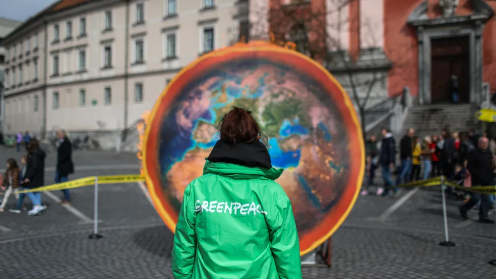 - Globalno segrevanje ozračja- 01.04.2023 &ndash; Pre&scaron;ernov trg - dogodek Zemlja gori ob začetku kampanje Podnebni zločin, na katerem so aktivisti Greenpeace Slovenija zažgali več metrov velik rekvizit Zemlje in s tem opozorili odločevalce, naj podnebno krizo začnejo jemati resno; //FOTO: Bojan Velikonja