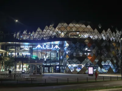 Aleja- 11.08.2020 &ndash; Celov&scaron;ka cesta v Ljubljani - svetlobno onesnaževanje - svetleči reklamni pano &ndash; meritev svetlosti &ndash;  //FOTO: Luka Cjuha.