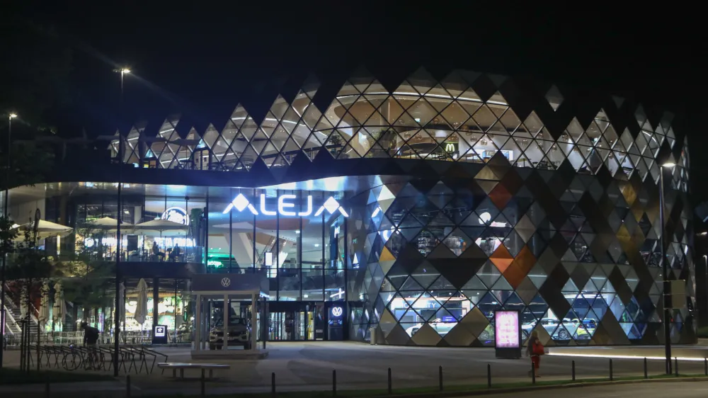 Aleja- 11.08.2020 &ndash; Celov&scaron;ka cesta v Ljubljani - svetlobno onesnaževanje - svetleči reklamni pano &ndash; meritev svetlosti &ndash;  //FOTO: Luka Cjuha.