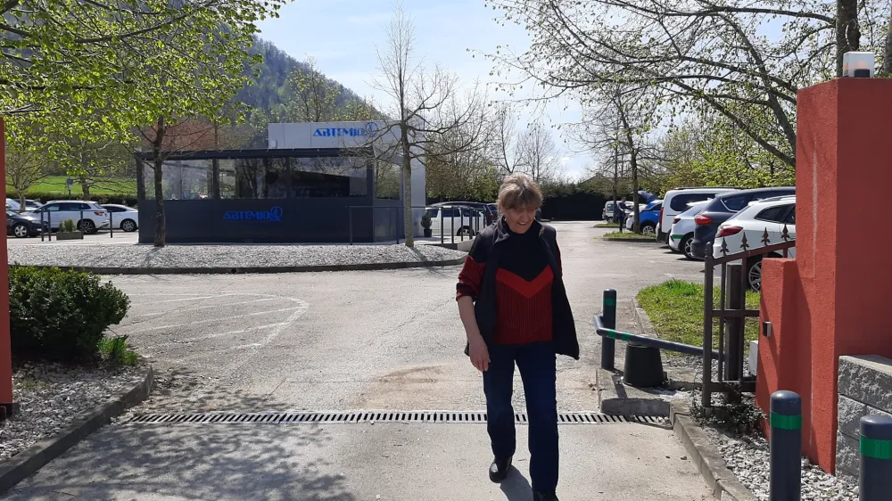 Namesto zarubljenih zapornic na parkiri&scaron;ču posestva nekdanje Lipe pohodnike na &Scaron;marno goro v vlogi &raquo;živih zapornic&laquo; sedaj pričakata Milena in Robert Tomas Zava&scaron;nik.&nbsp;