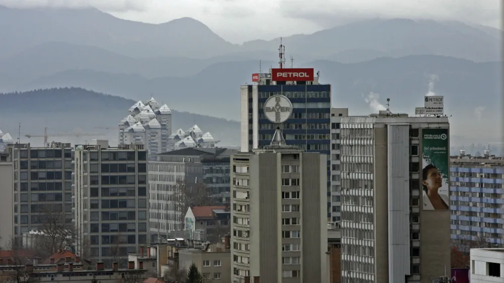 Morebitna privolitev države v plačilo od&scaron;kodnine v vi&scaron;ini 106,9 milijona evrov, ki so jo naračunali v Petrolu, mimo sodi&scaron;ča, bi v deželi na sončni strani Alp dvigovala veliko prahu.&nbsp;