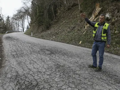 Z Borisom &Scaron;tuparjem smo se sprehodili po dotrajanem cesti&scaron;ču državne ceste Podlom&ndash;Kali&scaron;e.&nbsp;