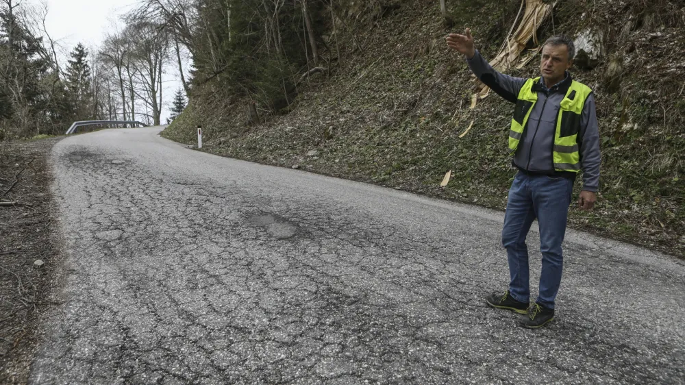 Z Borisom &Scaron;tuparjem smo se sprehodili po dotrajanem cesti&scaron;ču državne ceste Podlom&ndash;Kali&scaron;e.&nbsp;