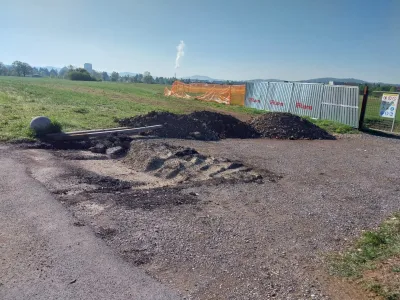 zemlji&scaron;če - nelegalno parkiranje - Božičeva ulica