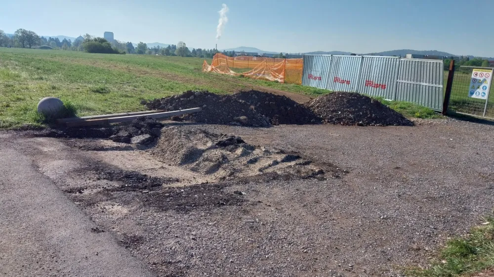 zemlji&scaron;če - nelegalno parkiranje - Božičeva ulica