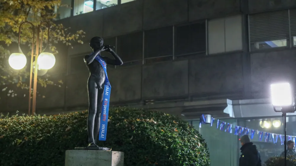 RTV Slovenija kip deček s pi&scaron;čalko- 27.11.2022 &ndash; Referendumi 2022 &ndash; glasovanje o treh zakonodajnih referendumih, in sicer o&nbsp;noveli Zakona o vladi, noveli Zakona o dolgotrajni oskrbi in noveli Zakona o Radioteleviziji Slovenija&nbsp;&nbsp;//FOTO: Luka Cjuha