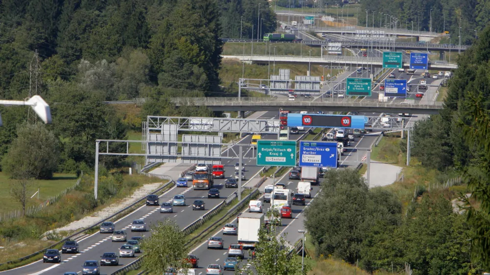 prometni zastoj - zahodna ljubljanska obvoznica (Koseze - Kozarje) - najbolj obremenjen del avtocestnega obroča okoli Ljubljane<br><br><br>- Ljubljanska obvoznica - sklenjeni sistem avtocest in cest, ki tečejo okoli raz&scaron;irjenega centra Ljubljane,   ///FOTO: Jaka AdamičOPOMBA: ZA OBJAVO V ČASOPISU DNEVNIK